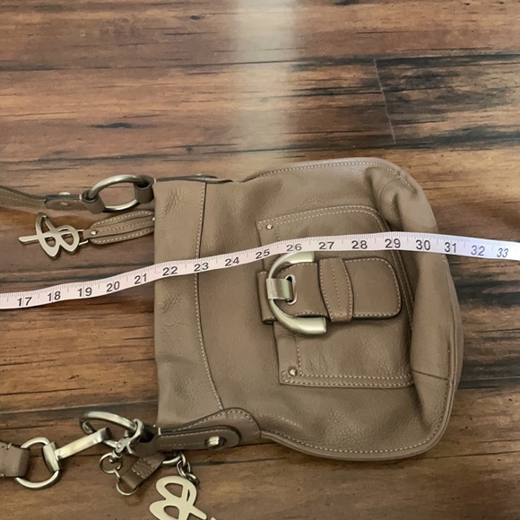B.makowsky tan leather crossbody purse silver hardware multiple pockets - Picture 9 of 10